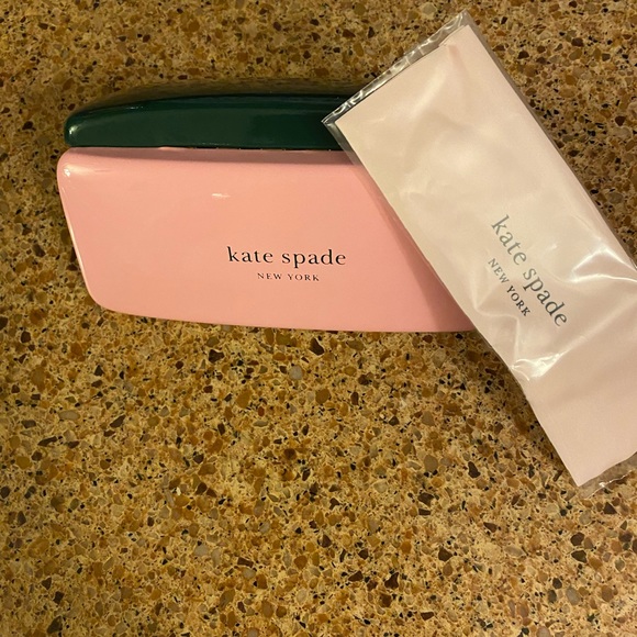 Kate Spade eyeglass case with microfiber cloth. - Picture 1 of 2